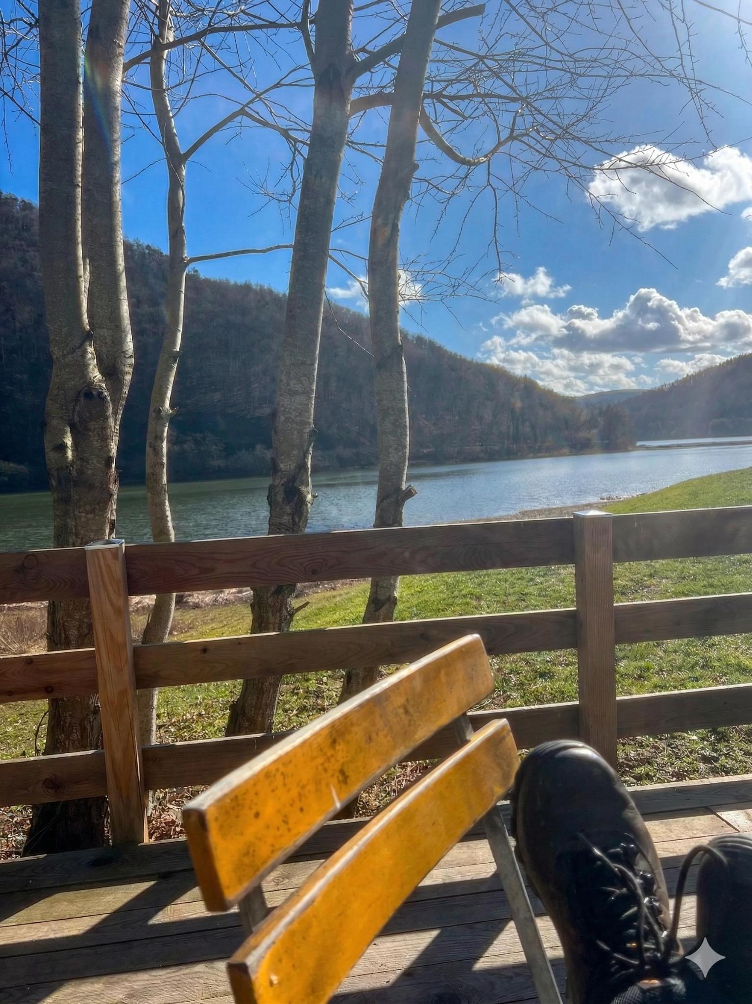 Auf der Terrasse sitzend – Blick auf den See